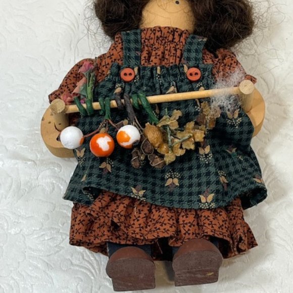 VTG 1997 Wooden Girl Doll Drying Herbs & Flowers Lizzie High 6"x4" Retired - Picture 7 of 11